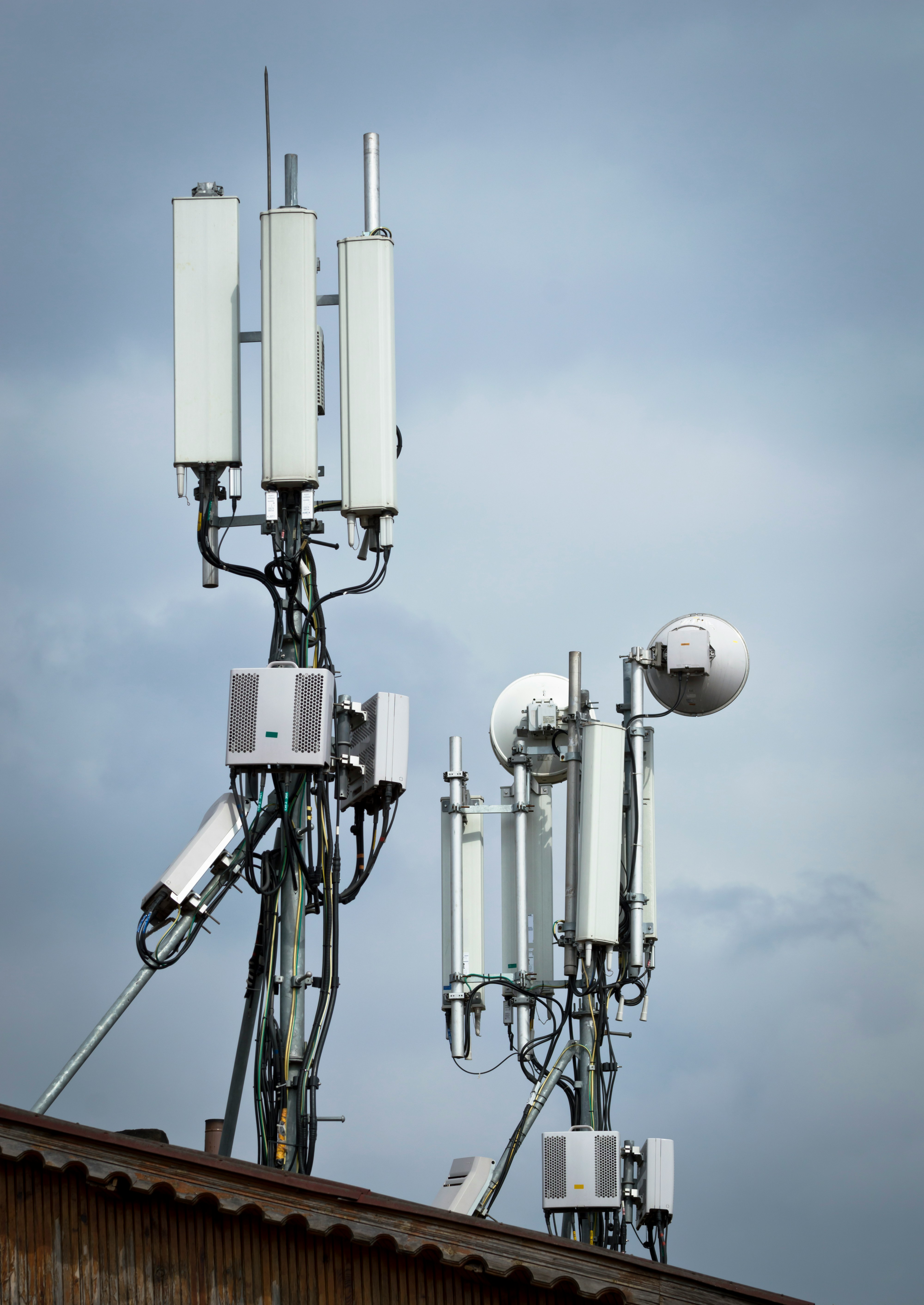FDMA vs TDMA Underground: Why Amplifier Group Delay Favours FDMA on Leaky Feeder and DAS Cascades
